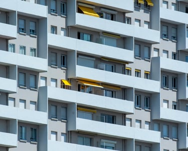 résidence comportant de nombreuses baies coulissantes