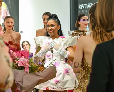 Anais Ricard en robe blanche sur mesure lors de son défilé de mode caritatif