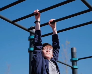 Adolescent faisant du street workout sur une échelle horizontale Kenguru Pro. 