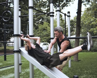 Enfant s’entraînant sur un équipement Kenguru Pro Kids Workout avec l’aide d’un coach.