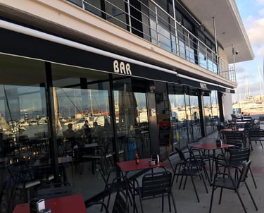 Toldo extensible en un restaurante