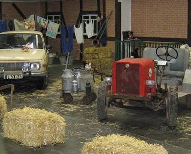 Messestand Techno Classica Essen mit Wartburg 353 und Eigenbau-Traktor in einer Bauernhof-Szenerie