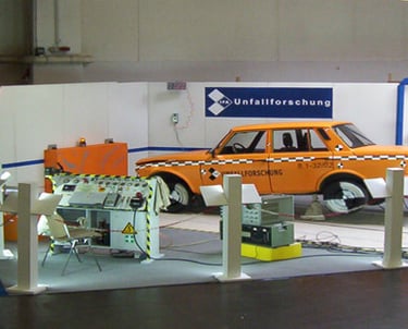 Messestand auf der Techno Classica Essen stellt einen Crashtest dar