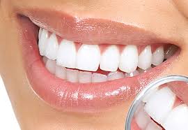 Corrija forma, tamanho dos seus dentes com facetas em porcelana e resina composta