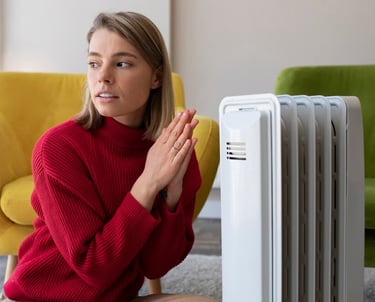 Femme devant un radiateur mal adpaté situé à Rennes en Bretagne