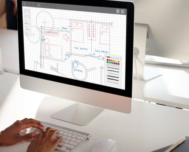 foco em uma tela de computador e teclado com mãos digitando