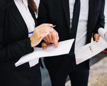 pessoas de negócios com papeis e canetas nas mãos