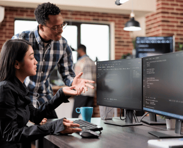 Force Prévention Sécurité – Équipe en cybersécurité analysant des données sur des écrans d’ordinateur. Solutions de protectio
