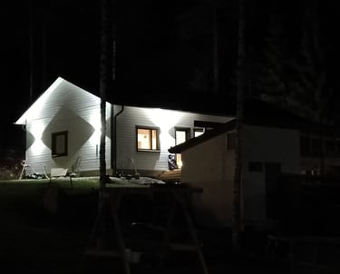 Todella komea ulkovalaistus asennettuna uuteen taloon.