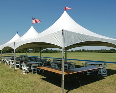 Carpa para evento 20x60 high peak con sillas y mesas