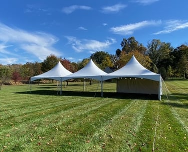 Carpa 20x60 high peak para eventos, sobre el pasto