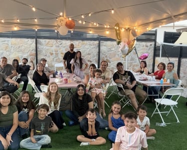 Foto de una fiesta familiar debajo de una carpa, sillas, mesas, luces, decoracion, el paso texas