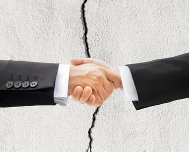 deux hommes en train de se serer la main avec en fond un mur qui se fissure