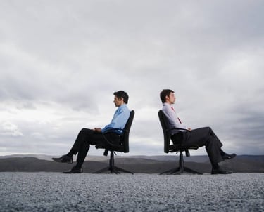 deux hommes dos à dos assis sur des chaises