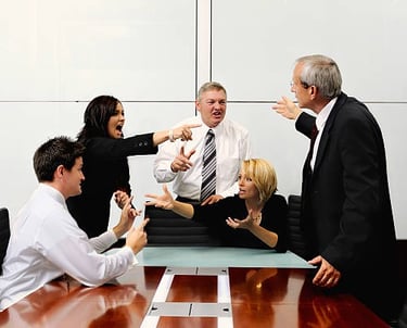 une dispute dans un espace de travail entre plusieurs personnes