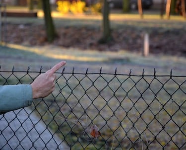 une main vindicative montre du doigt quelque chose