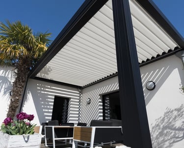 pergola bioclimatica per piscina con arredo da giardino