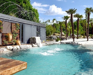 piscina interrata con rocce e sabbia