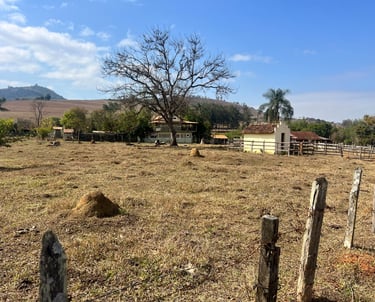 A Pousada fica a sua esquerda, sobrado verde.
