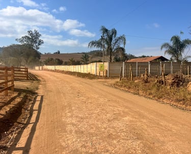 Acesso a sua direita no muro de concreto.