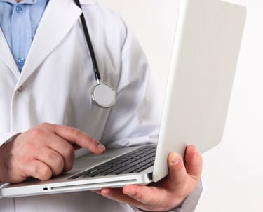 Médico genérico con laptop.