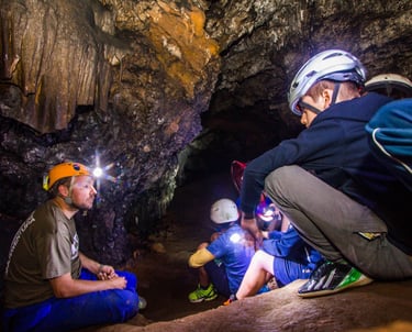 Jóvenes en una cueva haciendo espeleología