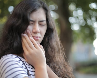 Mujer adulta con dolor muelas