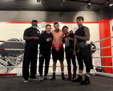 Une équipe de boxeurs et entraineurs