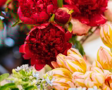 a bunch of flowers in a vase on a table at Kinntor