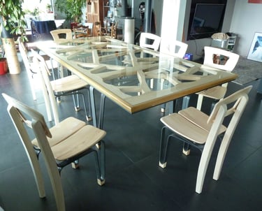 table de salle à manger et chaises artisanales en bois et plateau de verre