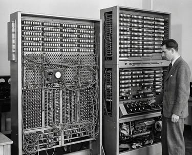 Engenheiro operando o Zuse Z3, o primeiro computador digital programável do mundo, com gabinetes 