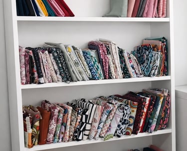 Muestrario de telas de algodón para personalización de bolsos en Zaragoza