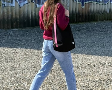 Bolso mochila negro con correas rosas, con gran capacidad y un estilo urbano