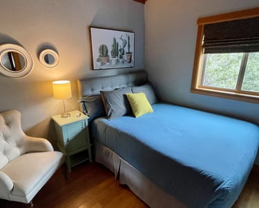 Second guest bedroom with queen bed.