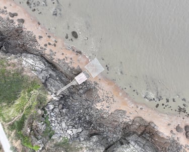 Photo aérienne par drone au dessus d'une cabane de pécheur