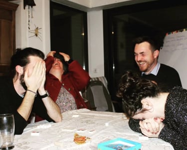 Soirée jeux entre amis, pleine de rires et de complicité, animée dans un cadre chaleureux.