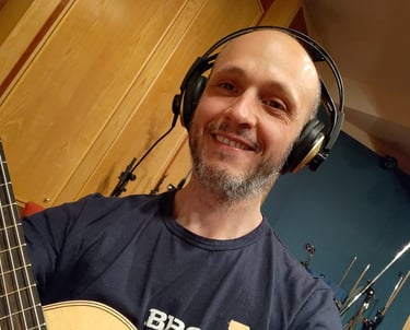Antonio Gómez con auriculares en el estudio de grabación.