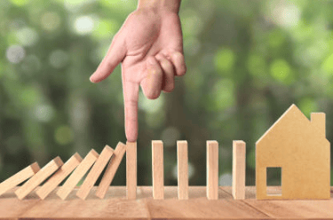 Mano sosteniendo pieza de madera, indicando responsabilidad en sus decisiones, acciones y resultados
