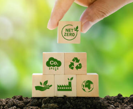 Bloques de madera, puesta por mano de gasfíter indicando innovación