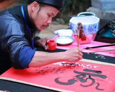Maître calligraphe au pinceau
