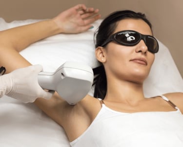 une femme subit un traitement d'épilation au laser