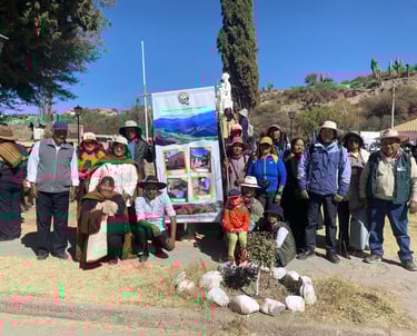 emprendedores de turismo rural comunitario reunidos para desfile del día de la independencia
