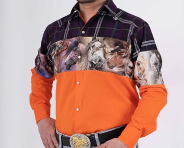 Camisa a cuadros naranja y morado de estilo occidental con estampado de caballos salvajes y hebilla