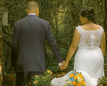 Novios caminan hacia el altar.