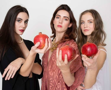 Editoriale di moda ispirato alla fiaba 'L’amore delle tre melagrane', fotografato nell’Appennino.