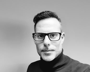 Retrato de Iván Soto, fundador de NudMinds y experto en liderazgo, ventas y desarrollo humano.