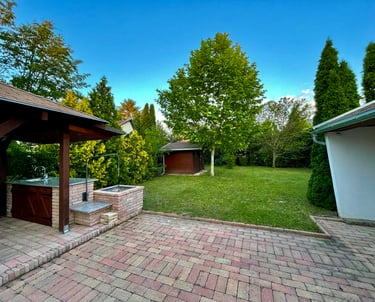 Kis Bogrács Vendégház udvara Siófokon grillezővel és bográcsozó hellyel