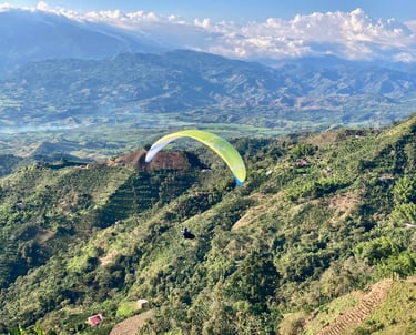 Un parapentiste vole en Colombie