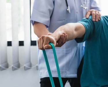 Tratamiento de contractura muscular con fisioterapia y gomas en Toledo