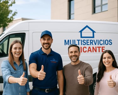 Un trabajador de Multiservicios Alicante con tres clientes dando su aprobación delante de la furgone